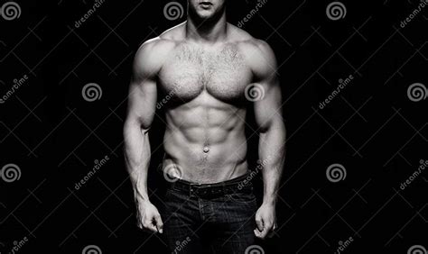 Hombres musculosos con torsos desnudos, fuertes, cofres,。